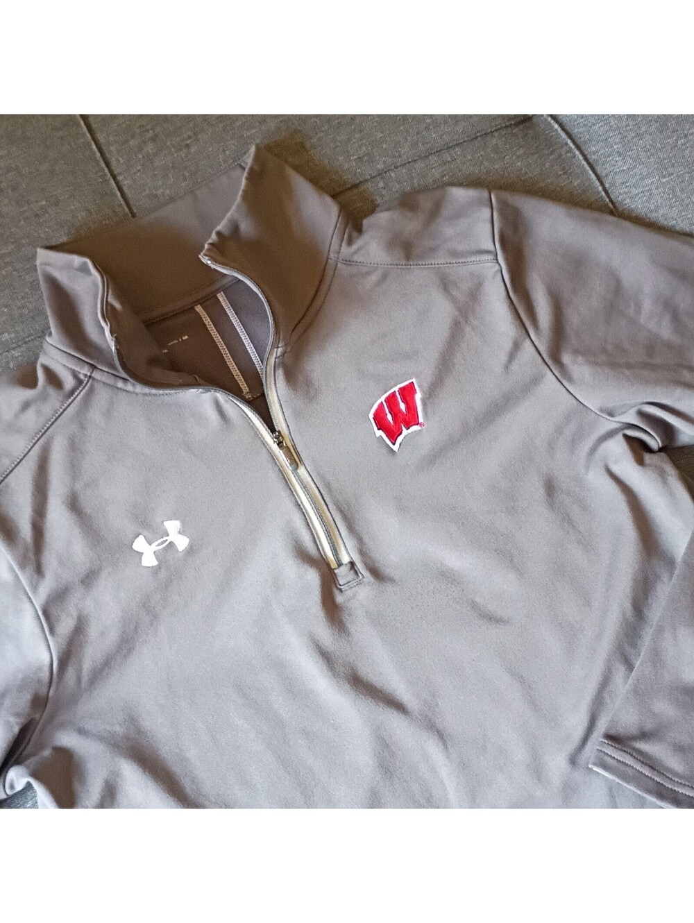 Wisconsin Badgers Gray 1/4 Zip Pullover Mens Size Medium Under Armour EUC
